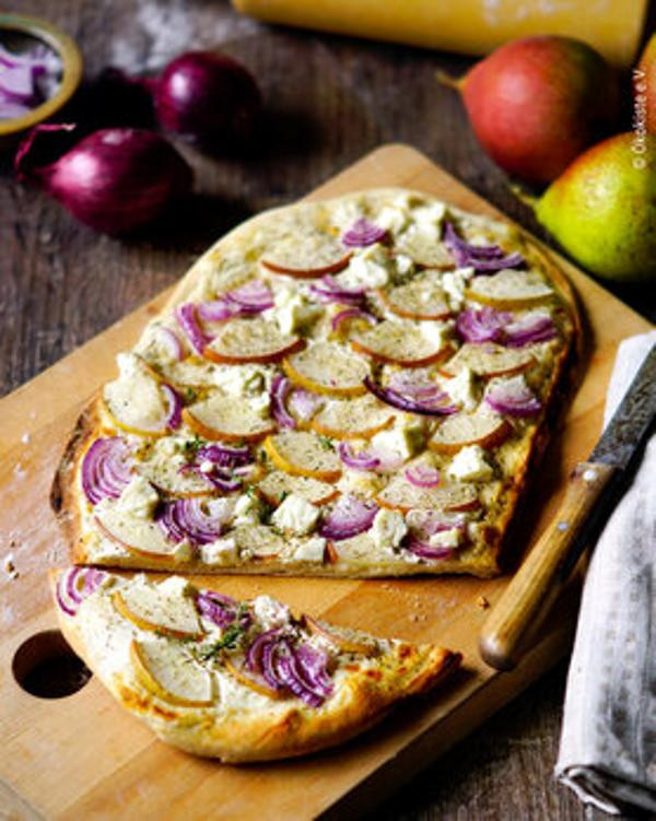 Produktfoto zu Flammkuchen mit Birne, Zwiebeln und Ziegenkäse