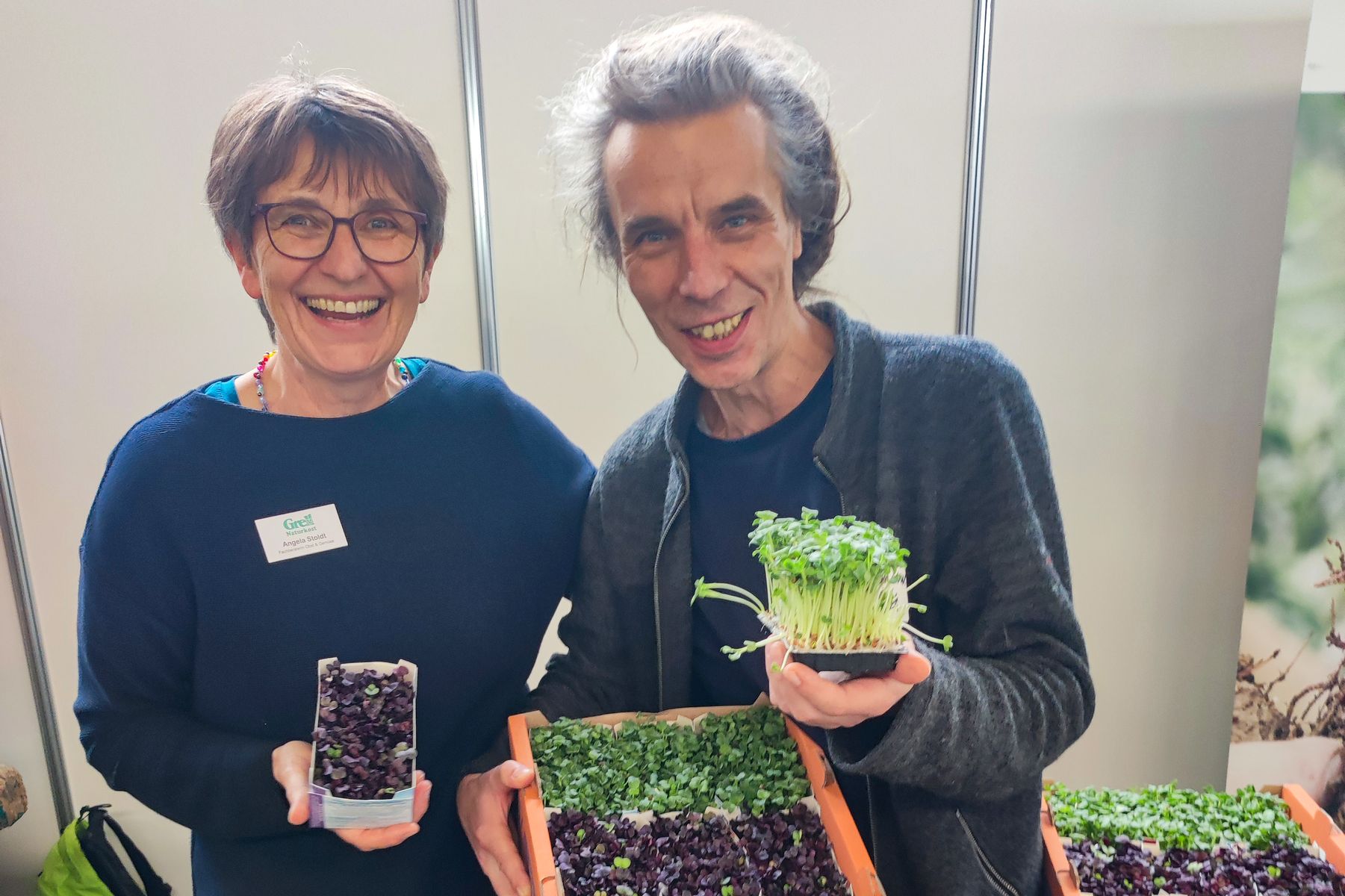 Angela Stoldt von Grell Naturkost und felix präsentieren Kressesorten bei Hausmesse 