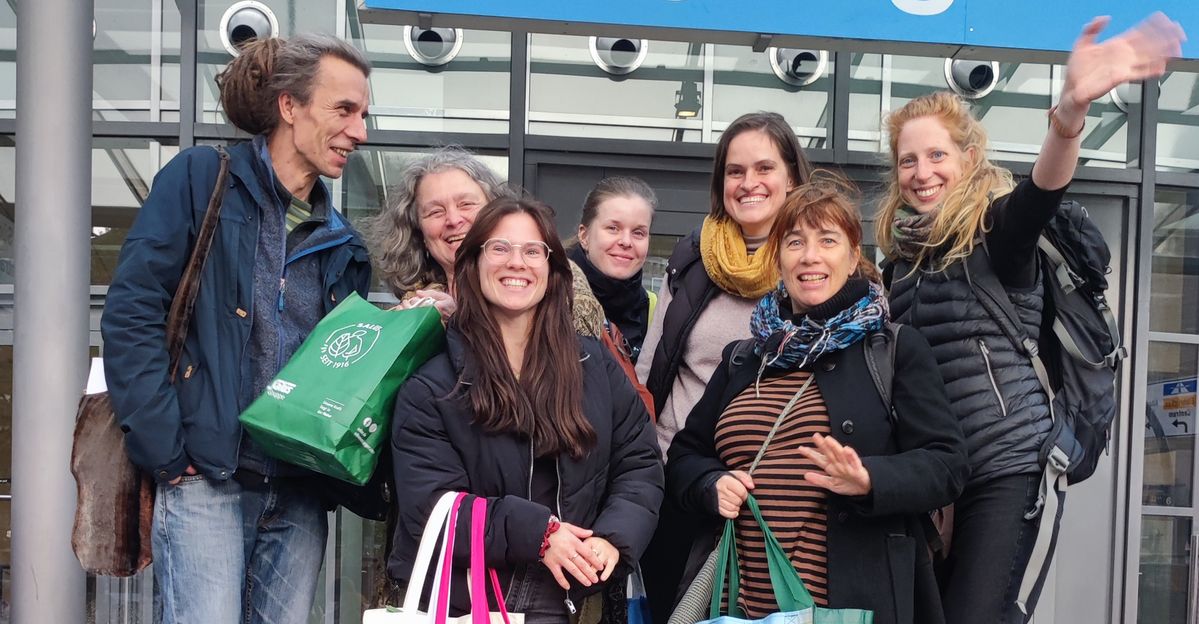 Gruppenbild der Grünland-Gruppe vor der Messehalle der Bio-Nord