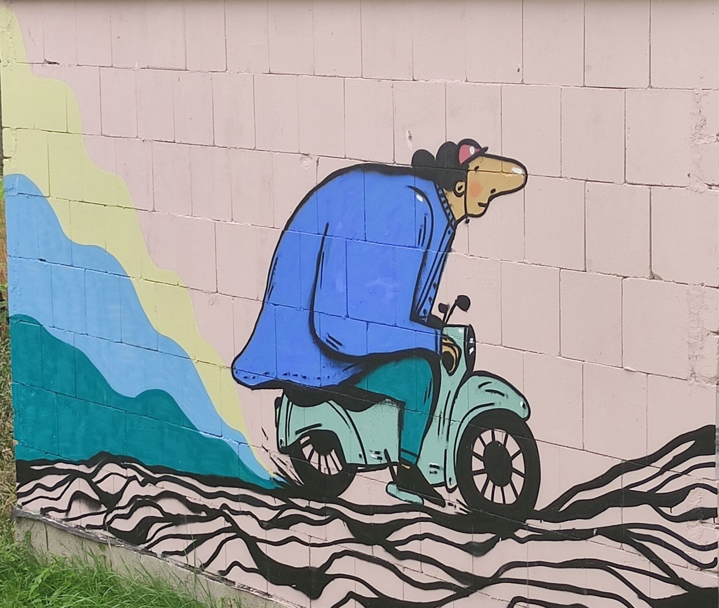 Graffiti auf weißer Mauer: Mann mit Vespa fröhlich unterwegs